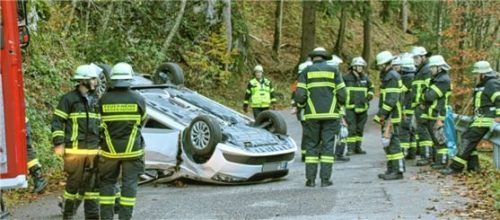 Glück hatte eine Fahrerin, die mit nur leichten Verletzungen aus diesem Wagen geborgen wurde. Foto Reisner