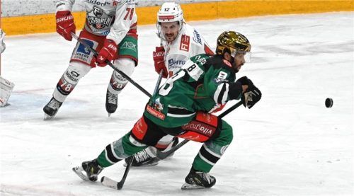 Goldhelm Lukas Laub setzt sich gegen Regensburgs Yogan durch. Foto Hans-Jürgen Ziegler
