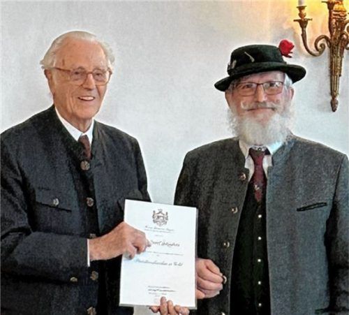 Herzog Franz von Bayern (links) überreicht Josef Schuster das Protektorzeichen in Gold.Foto BSSB