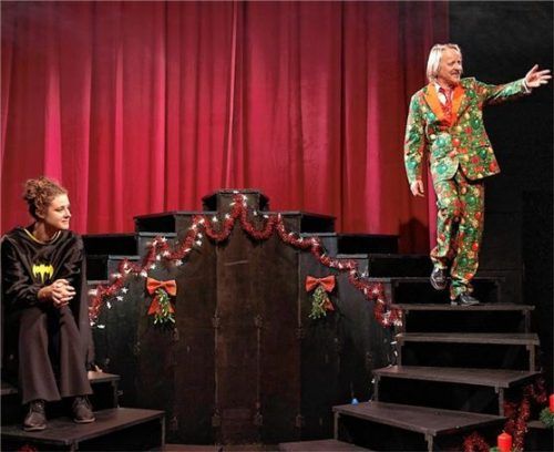 Hilmar Henjes und Rosalie Schlagheck spielen mit in dem schrägen Krippenspiel.Foto flamm