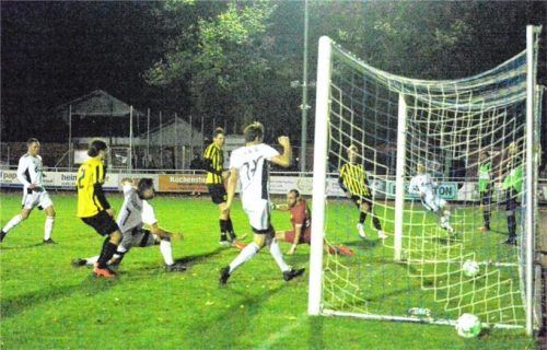 Hoffnung kam beim TuS Raubling auf, nachdem Luca Ziemba (kniend) auf 2:3 verkürzt hatte.Foto Franz Ruprecht