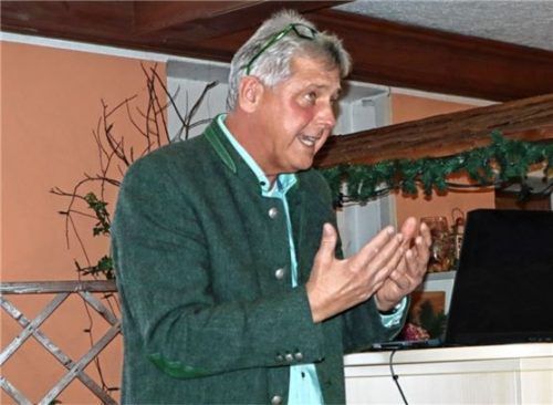 Ihre Anliegen direkt bei Bürgermeister Bernd Fessler vorbringen, diese Möglichkeit nutzten einige Tattenhausener auf der Bürgerversammlung. Foto Stache