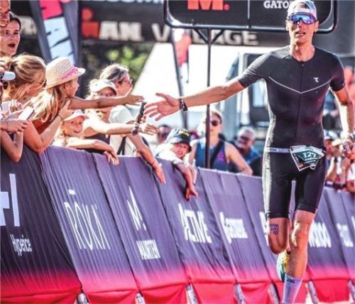 Im französischen Vichy qualifizierte sich Fabian Mottl für den Ironman Hawaii 2024. Nur mit der Unterstützung seiner Familie schaffte er es bis ins Ziel. Foto Re
