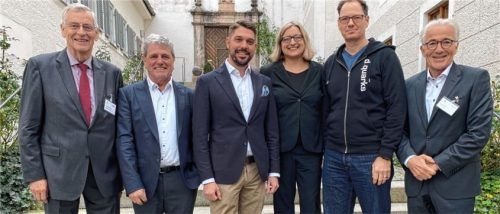 Im Gespräch waren (von links) Alfons Maierthaler, Schatzmeister des Seeoner Kreises, daneben TH-Präsident Professor Heinrich Köster, Traunsteins Landrat Siegfried Walch, Professorin Isabell Welpe, Zukunftsforscher Michael Pachmajer und Gerald Rhein.Foto Maier