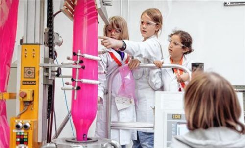 Im Labor erlebten die jungen Wissenschaftler, wie Kunststoff auf verschiedene Weisen hergestellt sowie verarbeitet wird. Fotos Lanzinger