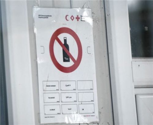 In allen Obdachlosen-Wohnheimen ist Alkoholkonsum strikt verboten. Trotzdem kommt es immer wieder zu Zwischenfällen unter Betrunkenen. Foto Symbolbild dpa | Bodo Marks