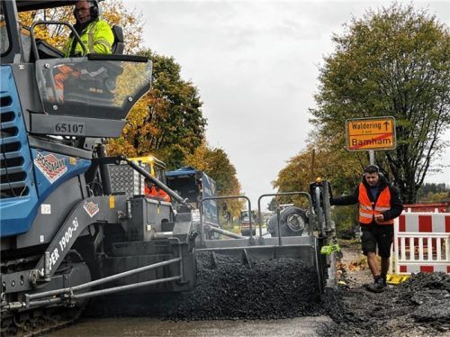 In den vergangenen Tagen ging es auf der Baustelle Staatsstraße 2095 rund. Bis zum Wochenende soll auch die Deckschicht fertig sein. Foto jt