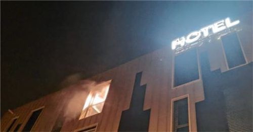 In einem Hotelzimmer im Gewerbegebiet Am Oberfeld in Rosenheim brannte es lichterloh. Foto mck