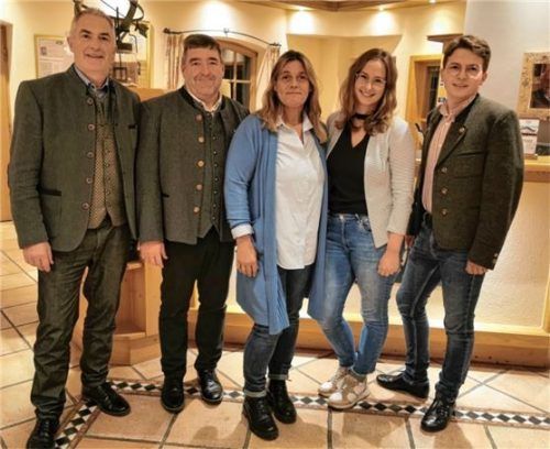 In ihren Ämtern bleiben: (von links) Sepp Hofer, Josef Lausch, Barbara Stein, Sandra Höß und Jakob Boys.Foto re