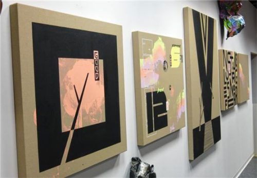 In Kombination im „Foyer33“: Bilder von Agnes Maria Lindner und Plastiken von Josef Hamberger. Foto friedrich