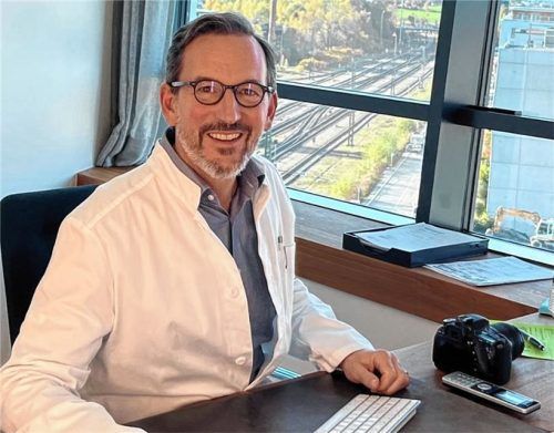 In seiner Praxis im Medical Cube nimmt sich Dr. Florian Sandweg den Wünschen seiner Patienten an. Foto Huber