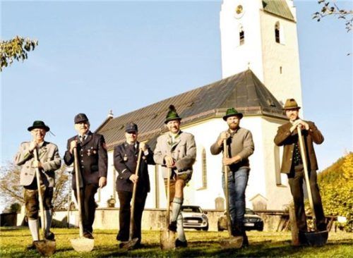 Jetzt kann‘s losgehen: Den Spatenstich für die Bauarbeiten setzten (von links) der Vorsitzende des Leonhardivereins, Hans Schober, der Vorsitzende der Feuerwehr Roßholzen. Anton Schober, der Vorsitzende der Feuerwehr Steinkirchen, Martin Huber, der Vorsitzende des Trachtenvereins Almenrausch Roßholzen, Martin Schober, der für die Planung und Ausführung zuständige Zimmerermeister Klaus Huber sowie der Vorsitzende des Veteranenvereins, Gidi Moser.Foto Hötzelsperger