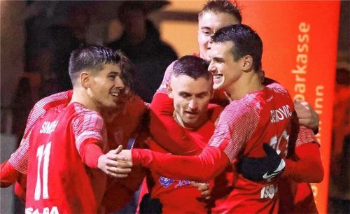 Jubel beim TSV Wasserburg und den beiden Torschützen Leon Simeth (links) und Michael Barthuber (Mitte).Foto mp-presse