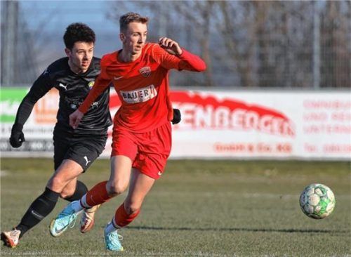 Julian Rabenseifner (rechts) brachte Buchbach II per Freistoß in Führung.Foto mb.presse – Butzhammer