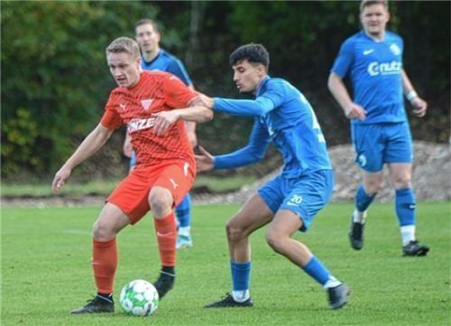 Kampf um den Ball: Bruckmühls Gerhard Stannek behauptet sich gegen Alessandro Marrazzo.Foto Franz Ruprecht