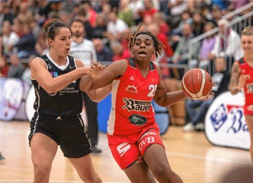 Kayla Simmons (rechts) steht mit Wasserburg auf dem ersten Platz der 2. Damen Basketball Bundesliga. Foto Stefan Puhl