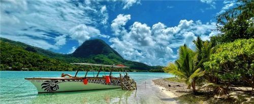 Kristallklares Wasser und malerische Palmen prägen das Bild der Inseln.