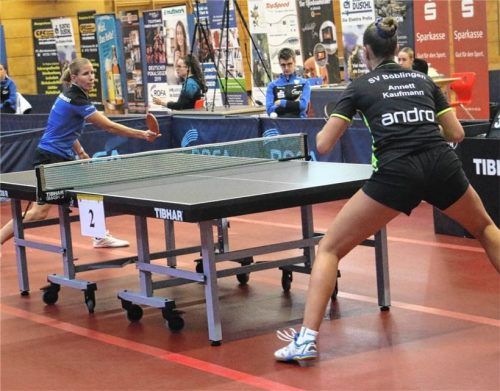 Kristin Lang (blau) bemühte sich gegen Annett Kaufmann, wurde aber nicht belohnt. Foto Gerhard Erlich