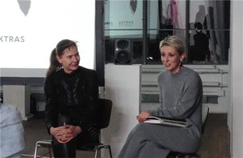 Künstlerin Birthe Blauth und Dr. Olena Balun im gut gelaunten „Art-Talk“ bei den Kunstfilmtagen. Foto Friedrich