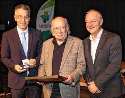Kulturpreisträger Willy Reichert mit Landrat Otto Lederer (links) und Christoph Maier-Gehring.Foto LRA