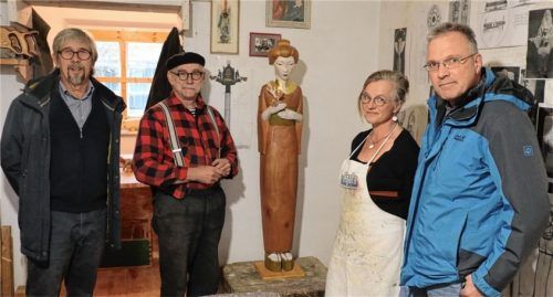 Kunst im Oberen Priental: Pfarrer Paul Janßen (rechts) und Gemeinderat Wolf Neelsen (links) informieren sich vor Ort in der Künstlerwerkstätte Huba bei Christian und Alraune Huba in Hohenaschau.Foto rehberg