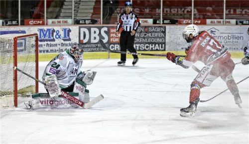 Ladislav Zikmund scheitert an der Achselhöhle von Tomas Pöpperle. Fotos Alexander Grimm