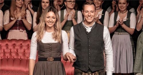 Lady in Red Shoes, Prinzessin Sandra I., Darling der einsamen Matrosenherzen, und Admiral von Kohrs, Prinz Tobias I., Bierkapitän für nächtliche Manöver auf hoher See, bei der Präsentation im Pruttinger Dorfstadl.Fotos joana Hahn