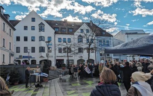 Landrat Otto Lederer betonte in seiner Rede, dass Stadt und Landkreis Rosenheim fest zum jüdischen Leben stehen. Foto Aberle
