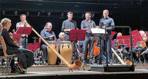 Latin Jazz mit zwei Alphörnern (Wolfgang Diem und verdeckt Dirigent Matthias Linke) und Percussionisten Bernhard Henke, Julian Keplinger, Valentin Holzner und Harald Schulz (von links).Foto kirchner