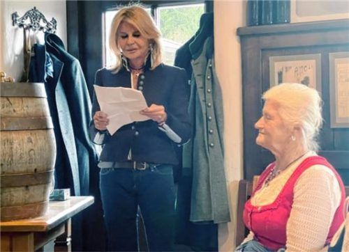 Liebe, Hingabe und Engagement: Flötzinger-Geschäftsführerin Marisa Steegmüller (links) ehrte Senior-Chefin und Gastwirtin Maria Wallner.