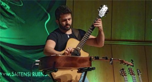 Links- und Rechtshändigkeit kein Problem: Luca Stricagnoli verblüffte das begeisterte Publikum der „Saitensprünge“ mit gleichzeitigem Spiel auf mehreren Griffbrettern und Instrumenten.Foto friedrich