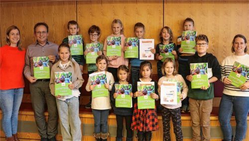 Mädchen und Buben präsentierten die zweite Auflage der Frasdorfer Ferienprogramm-Zeitung. Bürgermeister Daniel Mair sowie Sandra Grünert (links) und Susi Bartsch, beide von der Tourist-Info Frasdorf, freuen sich über den Erfolg.Foto  rehberg