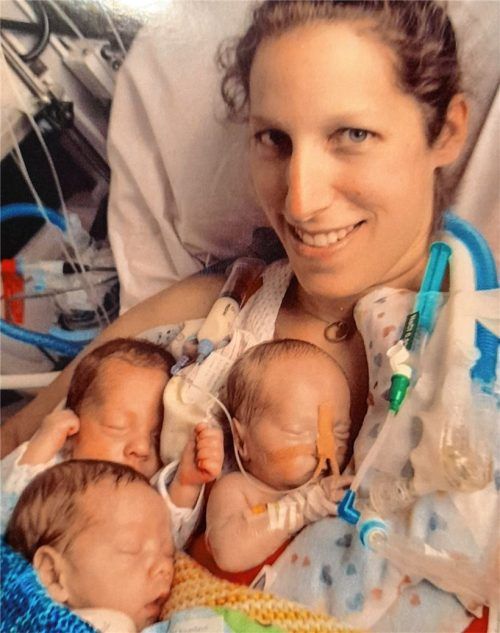 Mama Andrea mit ihren Drillingen Sebastian, Johannes (rechts) und Vroni kurz nach der Geburt am 2. Juli 2020 – mitten in der Corona-Pandemie. Foto Familie Kriechbaumer