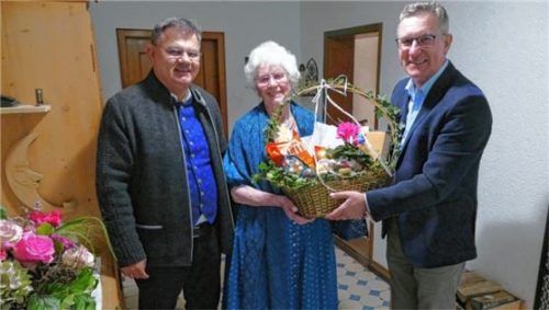 Maria Mayer nahm die Gratulation von Diakon Günter Schmitzberger (links) und Bürgermeister Georg Huber zu ihrem 90. Geburtstag entgegen.Foto re