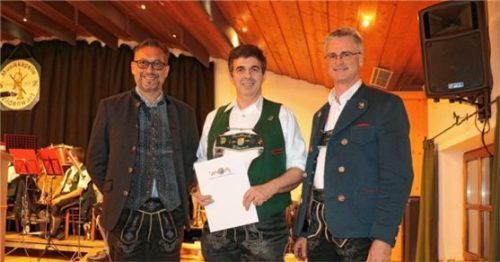 Michael Morgott (links) überreichte Peter Aicher (Mitte) die Musiker Ehrennadel in Gold. Mit dabei der Vorsitzende der Musikkapelle Wildenwart, Helmut Rosenwink.