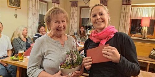 Mit Blumen und einem Gutschein erhielt Marianne Huber (links) ein Dankeschön für 40 Jahre Mitgliedschaft in der Yoga-Gruppe von der Abteilungsleiterin Turnen Nicole Fenzl.Foto Künzner-Hingerl