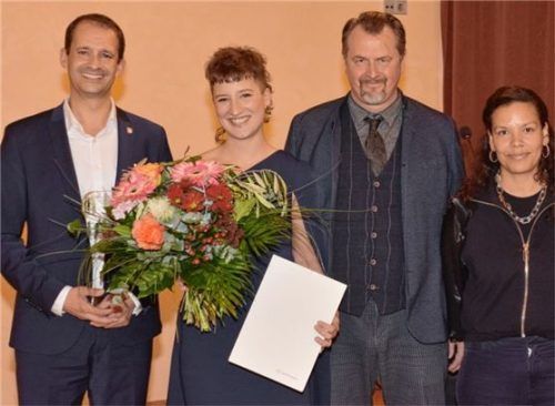 Mit dem Kulturförderpreis der Stadt Rosenheim ehrten (von links) Oberbürgermeister Andreas März, Theaterintendant Mario Eick und Gutachterin Claudia Hanslmeier die Preisträgerin Anna Grude (Zweite von links). Foto schlecker