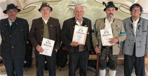 Mit der Ehrennadel für langjährige Mitgliedschaft zeichnete der Vorsitzende Hans Pellkofer (von links) Hans Hailer für 25 Jahre, Helmut Gawlik für 50 Jahre, Michael Hailer für 25 Jahre und Edi Maurer für 25 Jahre aus.Foto rehberg