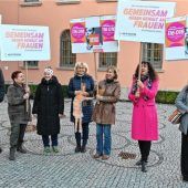 Mit Schleifen und Tulpen gegen Gewalt an Frauen