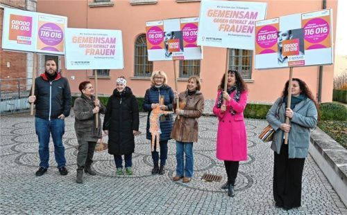 Mit einer Kundgebung vor dem Rathaus machten Vertreter mehrerer Vereine auf den Aktionstag aufmerksam. Foto  Schlecker