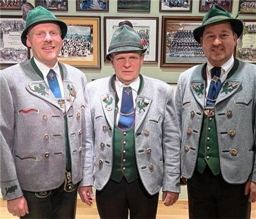 Nach 40-jährigem Ehrenamt im Trachtenverein D’Lindntaler Lauterbach übergibt der scheidende Vorsitzende Sepp Brem senior (Mitte) sein Amt an Sepp Brem junior (links). Stellvertretender Vorsitzender ist Peter Schlosser. Foto re