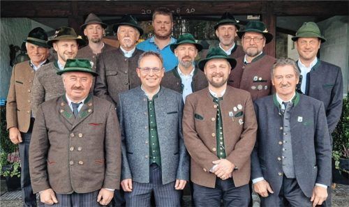 Nach den Neuwahlen gratulierten (vorne, von links) Zweiter Vorsitzender Hans Steinberger und Bürgermeister Daniel Mair dem neuen Vorsitzenden Georg Wörndl. Er übernimmt das Amt von Hans Winkler. Foto Rehberg