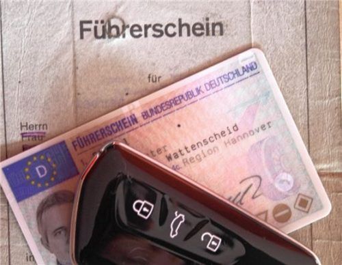 Nach und nach müssen alle Papier- und ältere Scheckkartenführferscheine gegen ein neues, fälschungssicheres und EU-einheitliches Dokument umgetauscht werden. Die Fristen richten sich zum Teil nach dem Geburtsjahrgang, zum Teil nach dem Ausstellungsjahr. Foto Autoren-Union Mobilität