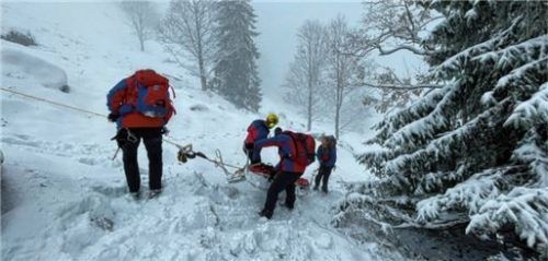 Nachdem sie die Nacht draußen am Berg verbracht hatten, wurden Vater und Tochter von der Bergwacht gerettet. Foto Auer