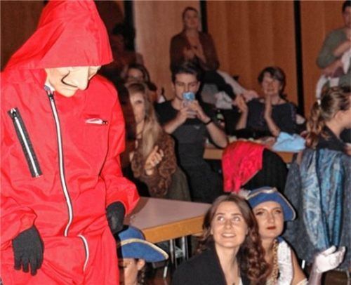 Neugierig warten die Besucher darauf, dass sich die „Verbrecher“ zu erkennen geben.