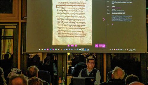 Nicht nur Bilder von Alltagssituationen finden sich in der jetzt zugänglichen Pruttinger Topothek, sondern auch solche von Dokumenten. Hier zeigt Bürgermeister Thusbaß die Urkunde aus dem Jahr 924, in der „Pruttinga“ zum ersten Mal erwähnt wird. Foto  Thomae