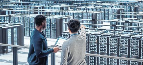 Nicht nur gewaltige Rechenzentren benötigen immer mehr Strom: Die Zukunft der Digitalisierung macht einen gewaltigen Umbau des ganzes Landes nötig. Fotos  gorodenkoff/istockphoto.com/akz-o