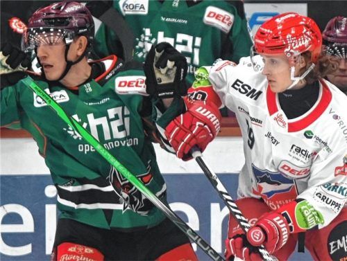 Nikita Krymskiy (rechts) trug als einziger im DEL2-Spiel zwischen den Starbulls Rosenheim und den Selber Wölfen einen Halsschutz. Foto Hans-Jürgen Ziegler