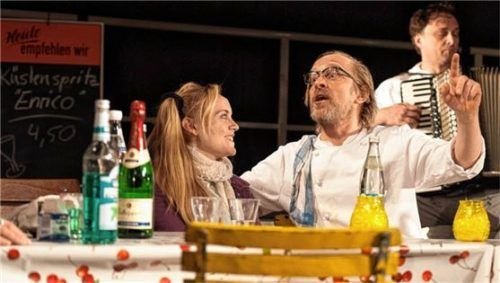 Nina Selma Frank, Hilmar Henjes und Leonhard Schilde am Akkordeon als Anja, Firs und Jascha.Foto flamm