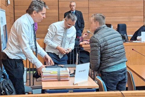Noch vieles offen im Fall Hanna: Die Strafverteidiger Harald Baumgärtl (vorne, von links) und Dr. Markus Frank und der Angeklagte am Landgericht in Traunstein. Foto Michael Weiser